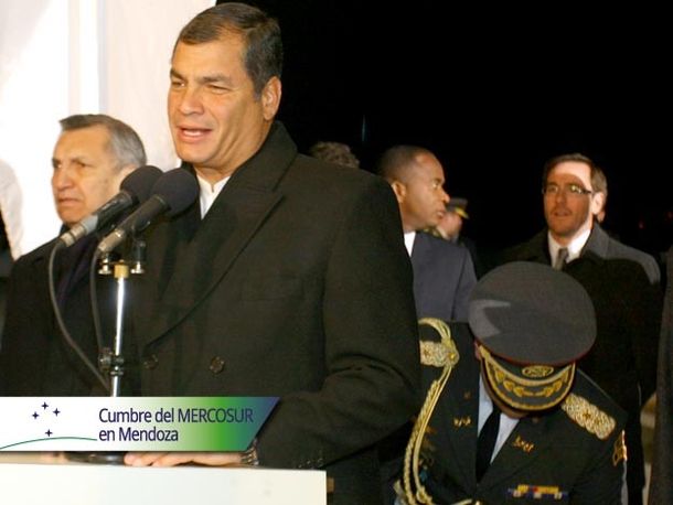 El presidente Rafael Correa al llegar a Mendoza
