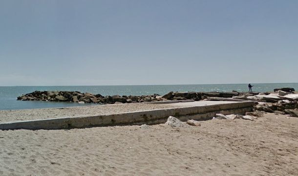 Se arrojó al mar para buscar una botella con un mensaje y murió ahogado