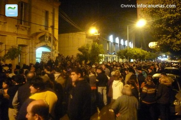 Tres mil vecinos reclamaron justicia frente a la comisaría