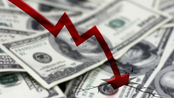 El dólar negro llegó al precio más bajo del 2015