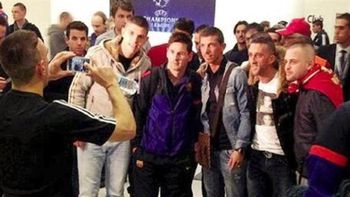 Messi, rodeado por fanáticos y fotografiado por Franck Ribéry. Messi, rodeado por fanáticos y fotografiado por Franck Ribéry.