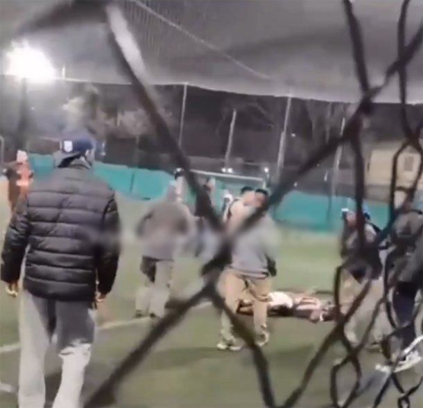 Los Polvorines: brutal patada a un joven que estaba desmayado en un partido amateur