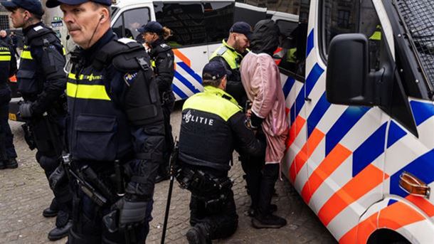 Decenas de manifestantes propalestinos fueron detenidos tras los incidentes en Ámsterdam.