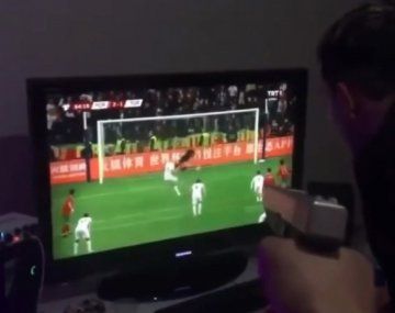 Un hincha le pegó un tiro al televisor cuando Turquía erró un penal