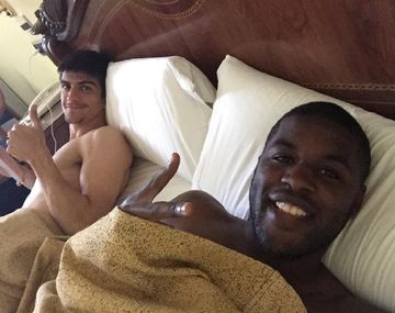 Acaramelados: dos jugadores comparten la cama en la concentración