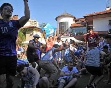Hinchas argentinos celebraron el triunfo de la Selección en la casa de Maradona en Villa Devoto
