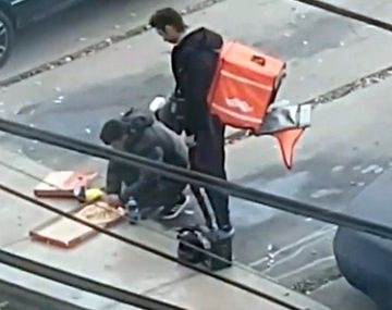VIDEO: Dos repartidores fueron escrachados mientras se comían el pedido