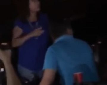 Se quedó dormido en el cine y la mujer le hizo un escándalo