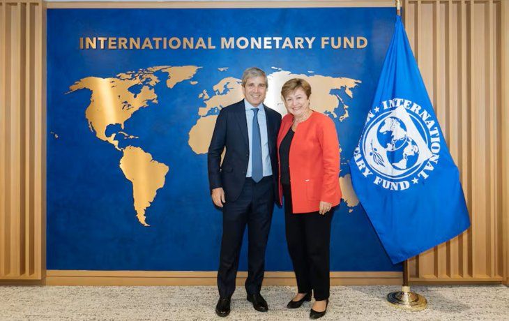 Luis Caputo, junto a Kristalina Georgieva del FMI.