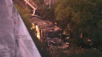 tragedia en salta: desbarranco un micro y murieron al menos 42 gendarmes tragedia en salta: desbarranco un micro y murieron al menos 42 gendarmes