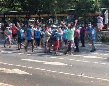 Organizaciones sociales cortaron la 9 de Julio: tensión entre manifestantes y la Policía