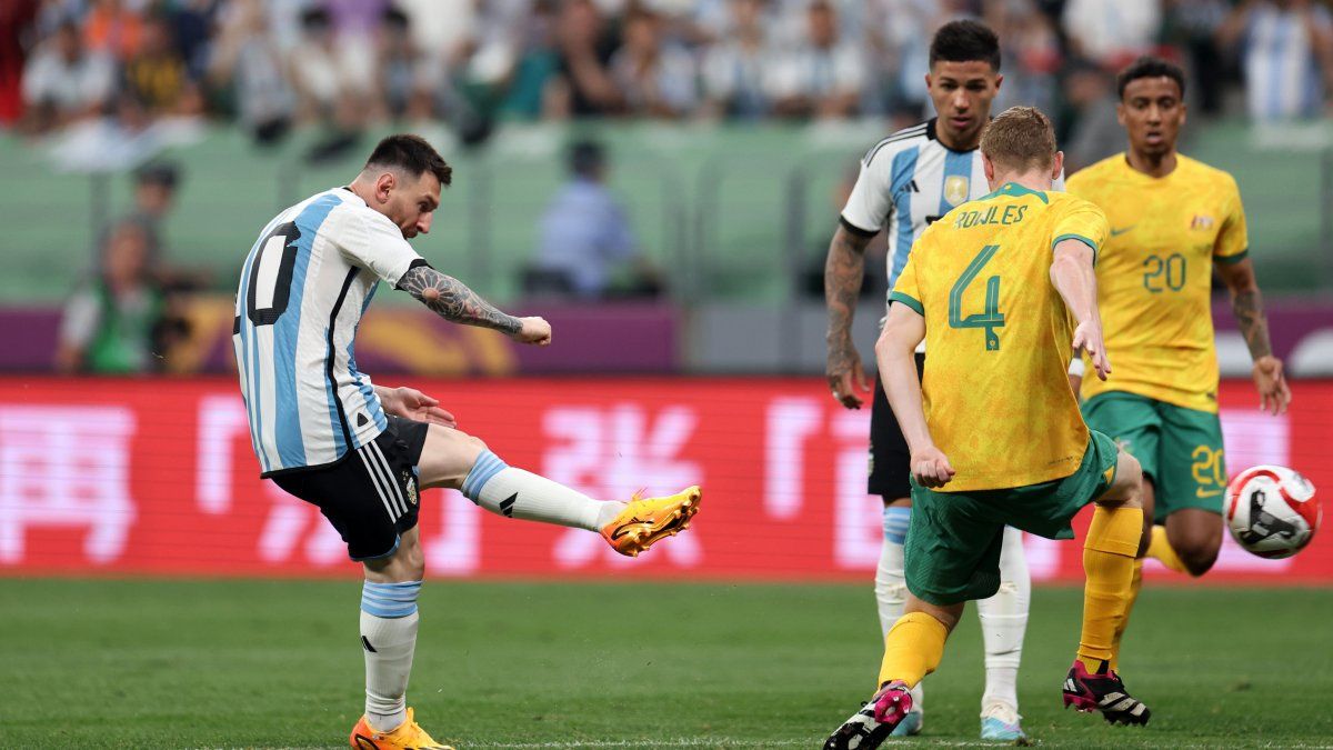 Con goles de Messi y Pezzella, Argentina le ganó 2-0 a Australia