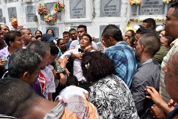 Teo Gutiérrez se desmayó en el sepelio de su querida abuela