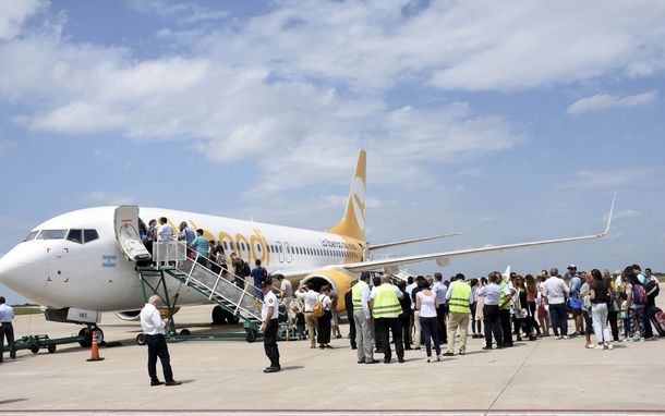 Nuevo problema con Flybondi: denuncian que dejó valijas varadas a mitad de camino para abaratar costos