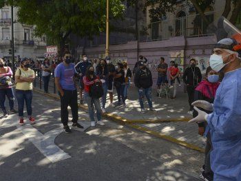 Que vayan solo los que se sienten mal: piden evitar largas colas para hisoparse
