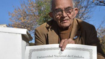 Jorge Antonio Díaz Solís se recibió de médico a los 78 años. Jorge Antonio Díaz Solís se recibió de médico a los 78 años.