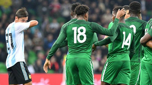 Paulo Dybala se lamenta por el gol de Nigeria