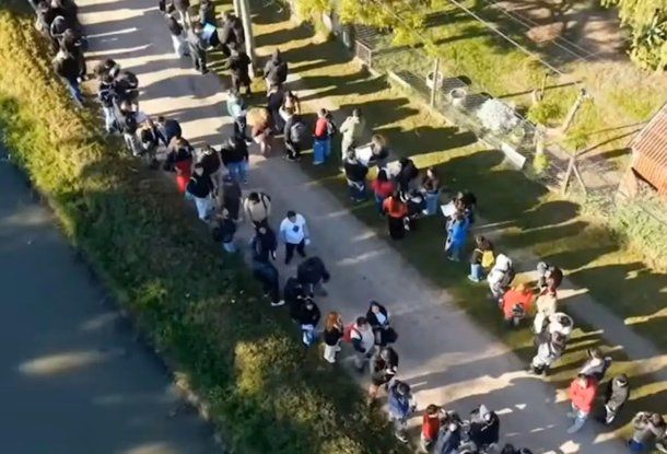 Más de 10 cuadras de colas en Ezeiza para cubrir 40 puestos de trabajo.&nbsp;
