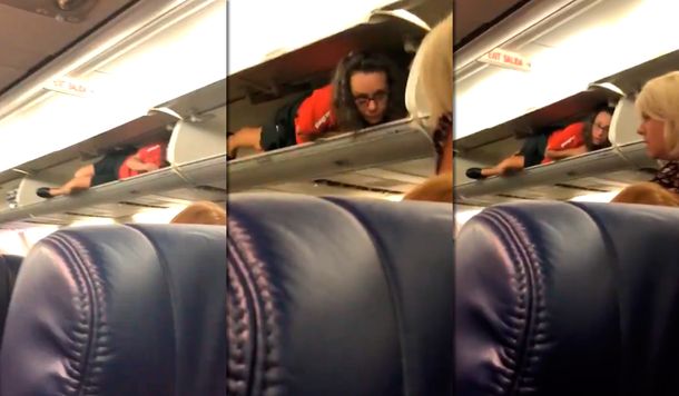Una azafata se metió adentro del portaequipaje del avión para saludar a los pasajeros