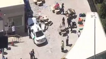 un taxi embistio a una multitud en el aeropuerto de boston: al menos 10 heridos un taxi embistio a una multitud en el aeropuerto de boston: al menos 10 heridos