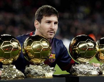 Messi posó en el Camp Nou con sus cuatro balones de Oro