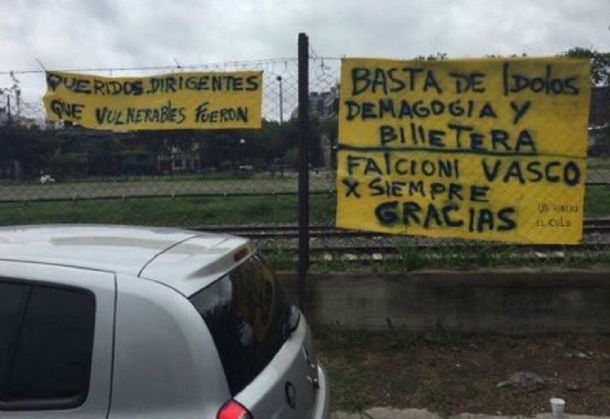Boca hierve: hinchas colgaron banderas contra la dirigencia
