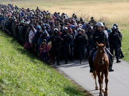 unos 2.000 refugiados escapan de centro de acogida esloveno para ir a austria unos 2.000 refugiados escapan de centro de acogida esloveno para ir a austria