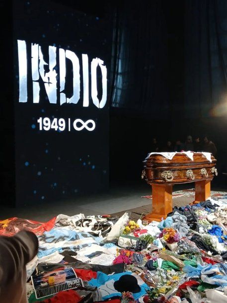 Despedida a Indio Solari: Abuelas, Madres e Hijos dejaron a sus pañuelos en el féretro