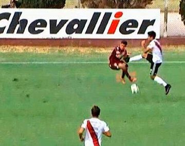 El brutal planchazo por el que expulsaron a Lollo en el partido de Reserva de Lanús vs River