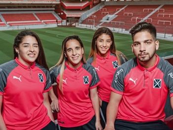 Camiseta de Independiente contra el cáncer de mama - Crédito: @Independiente
