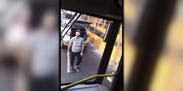 Un conductor sacó un palo y atacó a un colectivero en Once