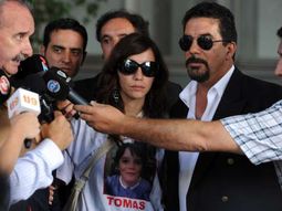 El abogado, Carlos Torrens, junto a la madre de Tomás, Susana Santillán El abogado, Carlos Torrens, junto a la madre de Tomás, Susana Santillán