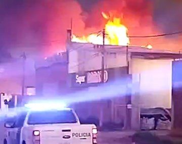 Voraz incendio destruye un supermercado chino en Zárate