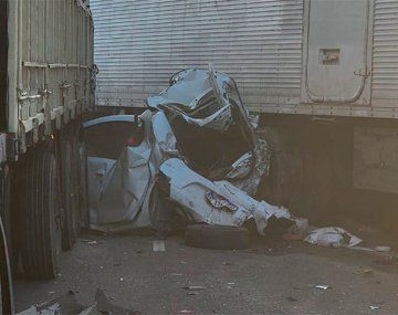 Imágenes impactantes: choque en cadena deja totalmente destruido a un auto