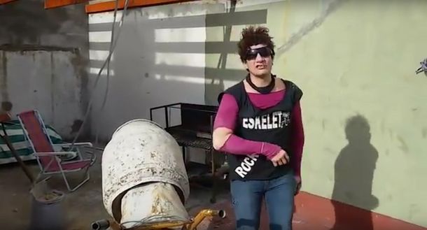 VIDEO: Pity Álvarez promocionó un recital saliendo de una mezcladora de cemento