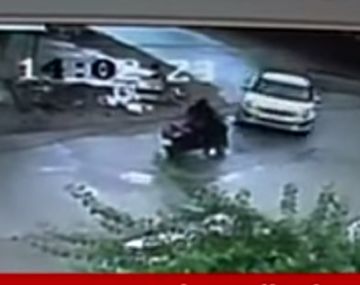 VIDEO: Absurdo choque entre auto y moto