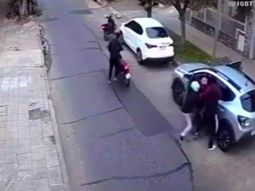 Una pareja de jubilados fue asaltada por cuatro motochorros que los golpearon para robarles el auto. Una pareja de jubilados fue asaltada por cuatro motochorros que los golpearon para robarles el auto.