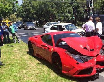 Compró Ferrari y chocó al salir de la concesionaria