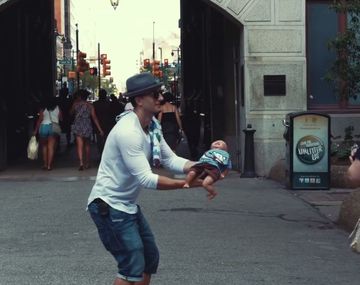 VIDEO: Un padre causó pánico con un bebé