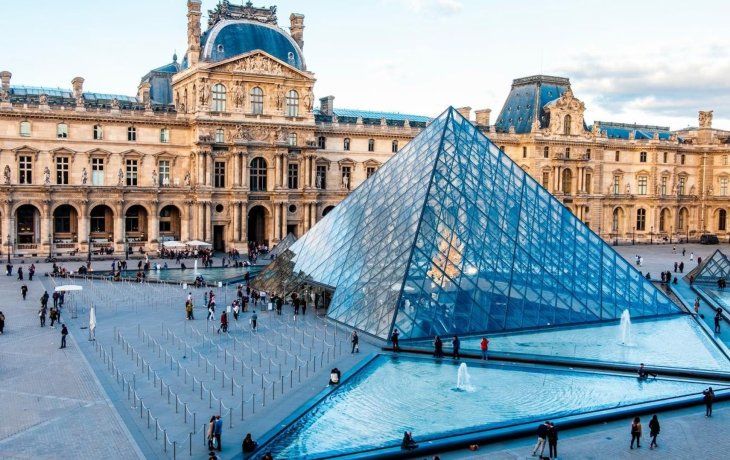 Robo en el Louvre: un turista registró el momento en que roban una de las joyas