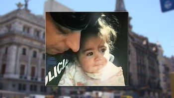 un policia hallo a una beba entre los escombros de la confiteria el molino un policia hallo a una beba entre los escombros de la confiteria el molino