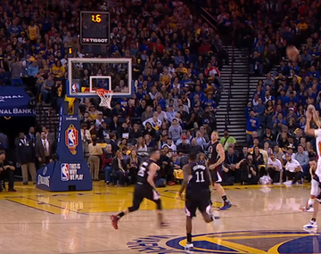 El lanzamiento de Curry desde atrás de mitad de cancha