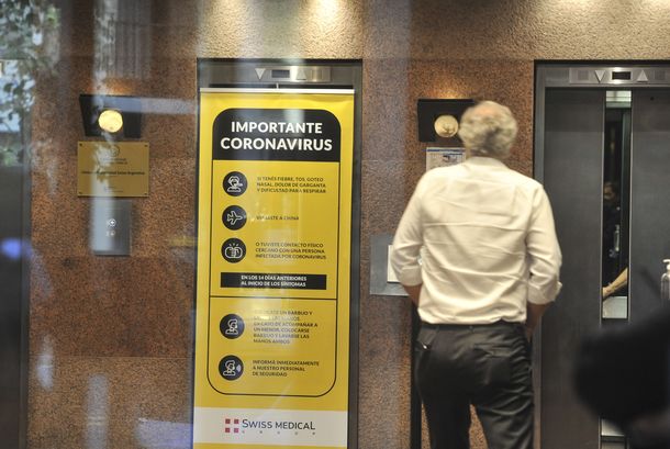 La puerta de entrada del centro de salud en el que est&aacute; internado el primer paciennte con coronavirus en Argentina confirmado por Gin&eacute;s Gonz&aacute;lez Garc&iacute;a