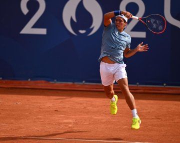 Sebastián Báez cayó ante Tsitsipas y se despidió de los JJOO