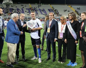 Gabriel Batistuta volvió a jugar: hizo tres goles y lloró de emoción al ser reconocido ciudadano de honor de Florencia