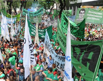 Los estatales realizan una marcha contra la suspensión de las paritarias