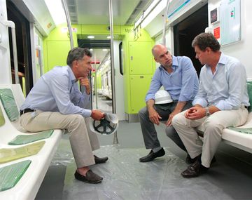 Los nuevos subtes de la Línea A rozan los andenes