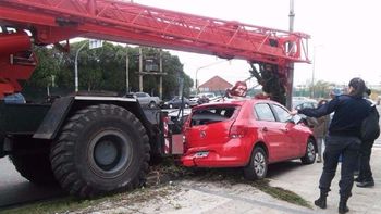 Una grúa aplastó a un obrero que está grave. Una grúa aplastó a un obrero que está grave.