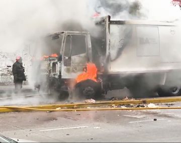 Video: un camión de basura se prendió fuego en Nueva Pompeya