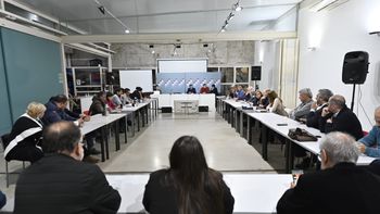 La reunión de los dirigentes del Frente Amplio tras la divulgación de los audios sobre el pasaporte entregado al narco Sebastián Marset. La reunión de los dirigentes del Frente Amplio tras la divulgación de los audios sobre el pasaporte entregado al narco Sebastián Marset.